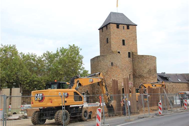 Großbaustellen wie hier am Ahrweiler Ahrtor werden noch über Jahre hinweg das Gesicht der Kreisstadt prägen.  Foto: GS