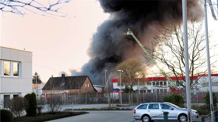 Großbrand in der Halle eines KFZ-Handels und Zubehörbetriebes