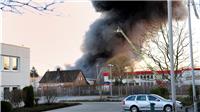 Großbrand in der Halle eines KFZ-Handels und Zubehörbetriebes