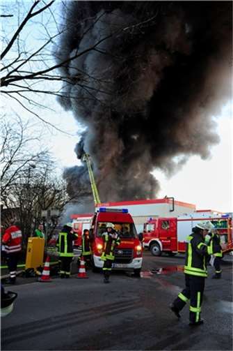 Großbrand in der Halle eines KFZ-Handels und Zubehörbetriebes