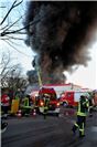 Großbrand in der Halle eines KFZ-Handels und Zubehörbetriebes