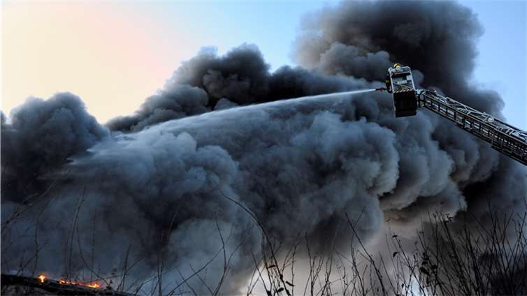 Großbrand in der Halle eines KFZ-Handels und Zubehörbetriebes