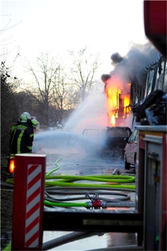 Großbrand in der Halle eines KFZ-Handels und Zubehörbetriebes