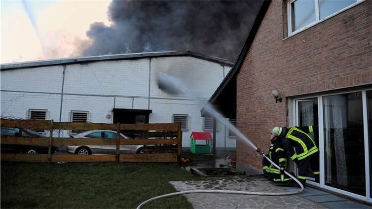 Großbrand in der Halle eines KFZ-Handels und Zubehörbetriebes