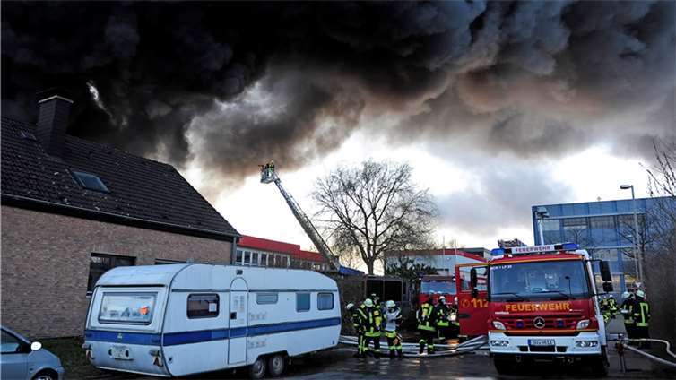 Großbrand in der Halle eines KFZ-Handels und Zubehörbetriebes