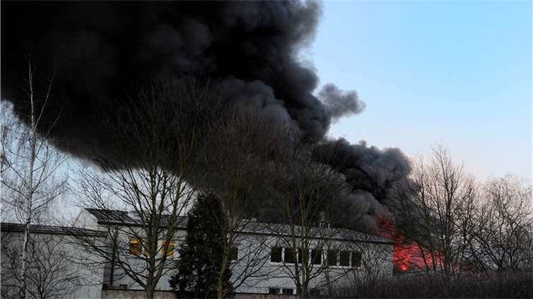 Großbrand in der Halle eines KFZ-Handels und Zubehörbetriebes