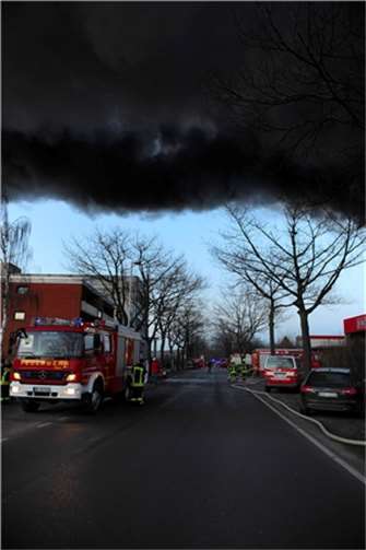 Großbrand in der Halle eines KFZ-Handels und Zubehörbetriebes
