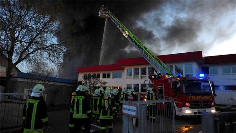 Großbrand in der Halle eines KFZ-Handels und Zubehörbetriebes