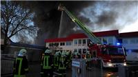 Großbrand in der Halle eines KFZ-Handels und Zubehörbetriebes