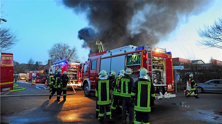 Großbrand in der Halle eines KFZ-Handels und Zubehörbetriebes