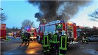Großbrand in der Halle eines KFZ-Handels und Zubehörbetriebes