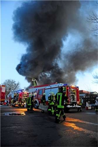 Großbrand in der Halle eines KFZ-Handels und Zubehörbetriebes