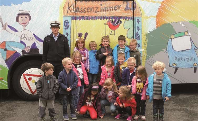 Große Aufregung herrschte bei den Kindern, als endlich der große Polizeibus auf das Gelände fuhr. privat