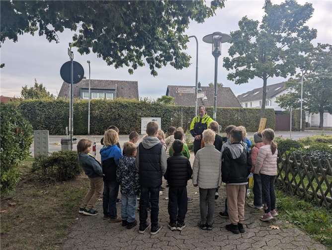 Große Aufregung herrschte unter den Kindern der ersten und zweiten Klassen der KGS Merl, als plötzlich zwei Polizeibeamtinnen und -beamte in voller Uniform die Eingangshalle der Schule betraten. Foto: privat