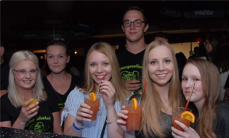 Große Auswahl: An der Cocktailbar konnte jederein Getränk nach seinem Geschmack und Belieben genießen.