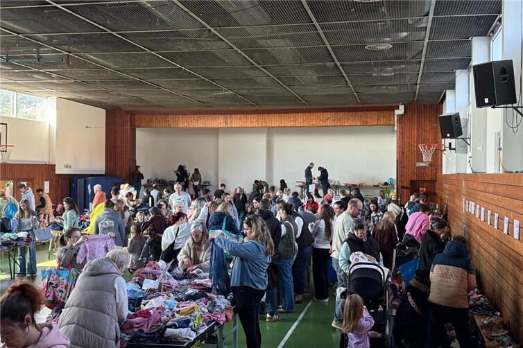 Große Auswahl an Kleidung und Spielzeugen auf dem Frühlingsbasar in Thür.