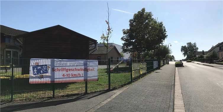 Große Banner erinnern an das Tempolimit vor der Grundschule Vettelschoß. Fotos: privat