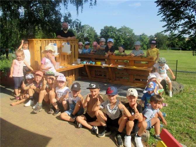 Große Begeisterung herrscht bei den Kindern über die neue Matschküche. Quelle: VG Pellenz