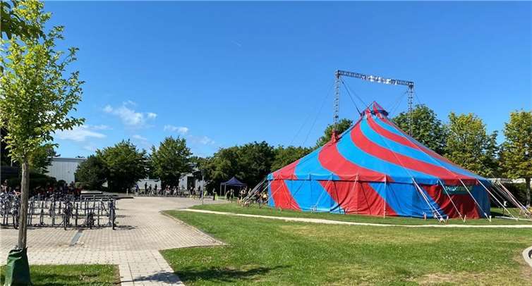 Große Bühne für die Nachwuchskünstlerinnen und Künstler: Für eine Woche hatte der Zirkus ZappZarap sein Zelt wieder auf der Wiese neben Jungholzhalle und Mosaik-Kulturhaus aufgeschlagen.Foto: Stadt Meckenheim
