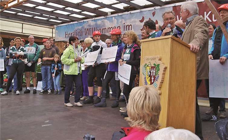 Große Bühne für viele Spender.