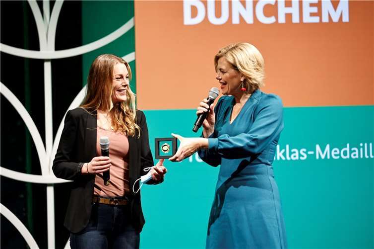 Große Ehre für Carina Dünchem: In Berlin wurde die rheinland-pfälzische Junglandwirtin und Agrarbloggerin von der Bundesministerin für Ernährung und Landwirtschaft, Julia Klöckner, mit der höchsten Auszeichnung des Ministeriums gewürdigt - der Professor-Niklas-Medaille in Gold.Foto: BMEL/Photothek/Gärtner
