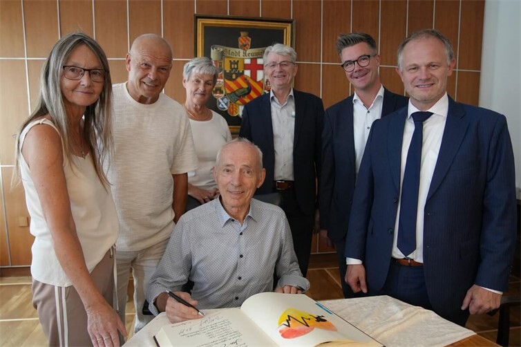 Große Ehre für den Seniorensprinter Friedhelm Adorf aus Heupelzen und seinen Trainer Dieter Lösch. Beide trugen sich in das „Goldene Buch“ der Stadt Neuwied ein.v.l.n.r.: Simone Lösch, Dieter Lösch, Eleonore Adorf, Friedhelm Adorf, Beigeordneter Ralf Seemann, Bürgermeister Peter Jung und OB Jan Einig.
