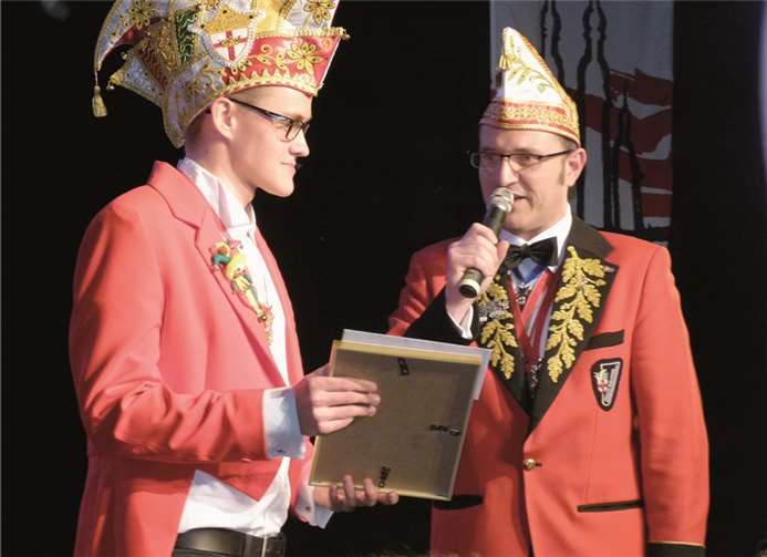 Große Ehrung für Präsident Tobias Bilo (l.) , der von GKKG Präsident Thomas Than mit der Verdienstnadel ausgezeichnet wurde. privat