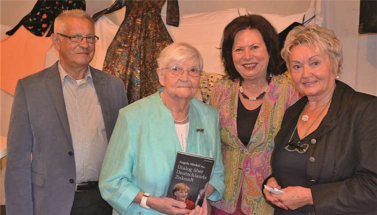 Große Ehrung für Therese Lüdtke (2.v.l.) mit Wolfgang Heller (r.) und Ilka von Boeselager und Edith Klein (3. bzw. 4. v. l.). RFW