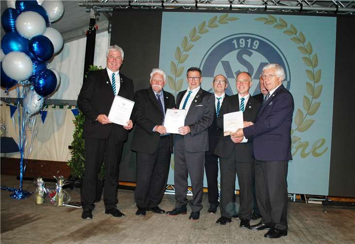 Große Ehrungen für Gerhard Steffes, Helmut Speich und Andreas Stenzhorn durch Fußballverband und Sportbund.Fotos: -BL-