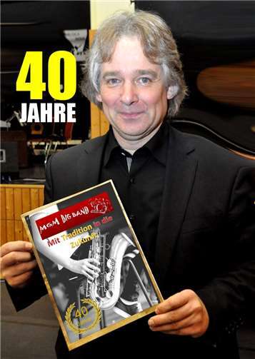 Große Ereignisse werfen ihre Schatten voraus. Big Band-Chef Gerd Schlaf präsentiert stolz die Titelseite der Jubiläumsbroschüre und freut sich, in Kürze mit seinen jungen Musikern viele Besucher mit dem exzellenten Musikangebot der MGM-Big Band zu begeistern. B. Schmitz