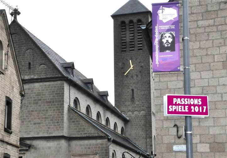 Große Ereignisse werfen ihre Schatten voraus. Überall sind die Passions-Banner angebracht.