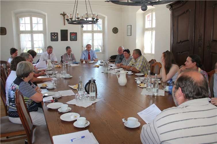 Große Erleichterung angesichts des Bescheids bei Landrat Rainer Kaul, Ortsbürgermeisterin Cilly Adenauer und Verbandsgemeindebürgermeister Karsten Fehr (hinten, v. r.).