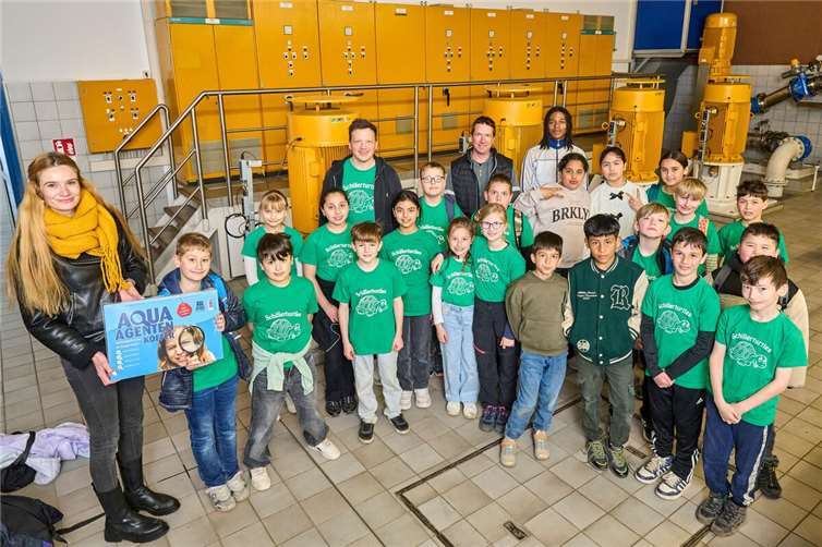 Große Freude: Franziska Uschner von der evm (links) übergibt der vierten Klasse der Schillerschule in Lahnstein ihren Gewinn.  Foto: Sascha Ditscher/evm