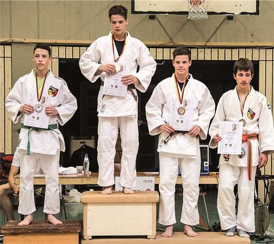 Große Freude, aber auch Erschöpfung nach den Kämpfen spiegeln sich in den Gesichtern bei der Siegerehrung wieder.  EP