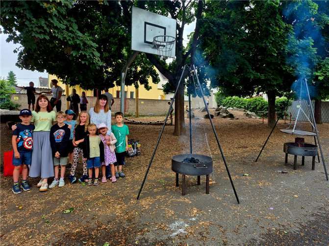 Große Freude an der Grundschule Kruft: Der Förderverein der Schule hat zwei hochwertige, handgefertigte Schwenkgrills im Gesamtwert von über 500 Euro gespendet. Foto: privat
