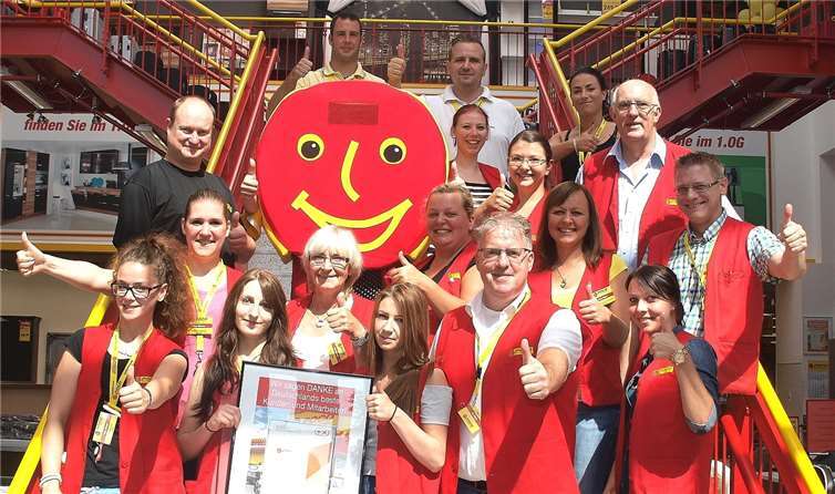 Große Freude auch bei den 70 Mitarbeiterinnen und Mitarbeitern im Koblenzer Poco-Markt an der Römervilla. Da durfte auch Maskottchen „Pocolino“ nicht fehlen und dann hieß es „Daumen hoch“ – gut gemacht und weiter so. Udo Stanzlawski