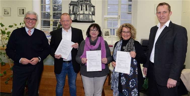 Große Freude auf dem Maifeld – ein lohnender Besuch aus Mainz war gekommen. Der rheinland-pfälzische Innenminister Roger Lewentz (v.li.), Gerd Klasen (Stadtbürgermeister in Polch), Stadtbürgermeisterin Rita Hirsch aus Ochtendung, Claudia Schneider (Stadtbürgermeisterin in Münstermaifeld) und auch Maximilian Mumm (Bürgermeister der Verbandsgemeinde Maifeld). -US-