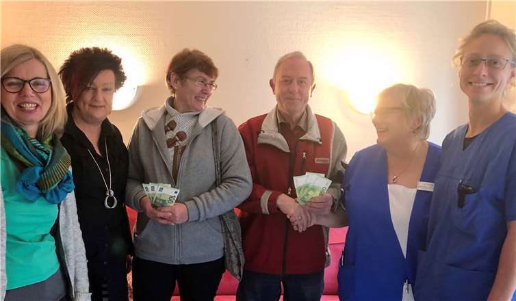 Große Freude auf der Palliativstation. Von links: Birgit Aicher, Sabine Reingten-Schäfaer, Eheleute Bonefas, Karin Vilz und Dr. Aline Sebastian. Foto: privat