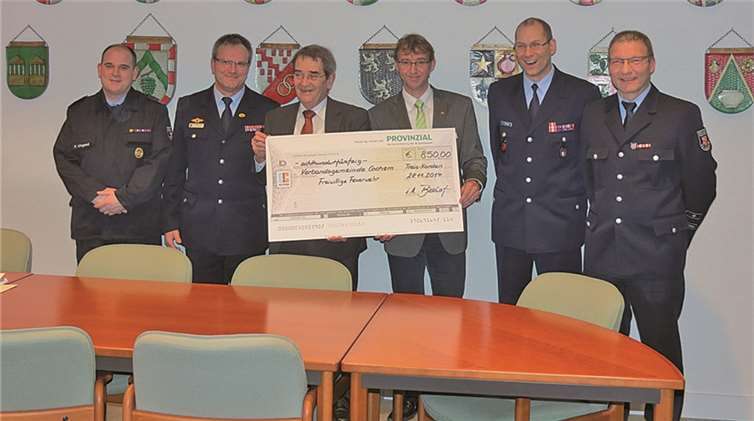 Große Freude aufseiten der Feuerwehr im Rahmen der erfolgten Spendenübergabe: (Von links) Löschzugführer Cochem-Sehl Florian Wiegand, Wehrleiter Berthold Berenz, Bürgermeister Helmut Probst, Provinzial-Geschäftsstellenleiter Klaus Bischof und die stellvertretenden Wehrleiter Bernd Löffler und Harald Thönnes. privat