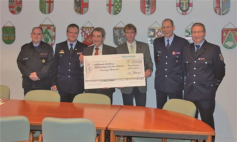 Große Freude aufseiten der Feuerwehr im Rahmen der erfolgten Spendenübergabe. Von links: Löschzugführer Cochem-Sehl Florian Wiegand, Wehrleiter Berthold Berenz, Bürgermeister Helmut Probst, Provinzial-Geschäftsstellenleiter Klaus Bischof und die stellvertretenden Wehrleiter Bernd Löffler und Harald Thönnes. privat