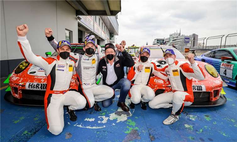Große Freude bei Frikadelli Racing nach dem Doppelsieg. Foto: Frikadelli/Gruppe C - Porsche