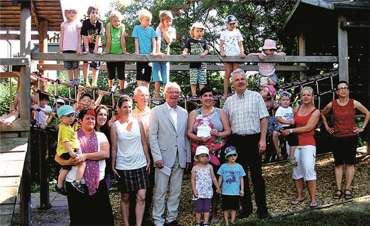 Große Freude bei Kindern und Erwachsenen: Der Präsident des Lions Clubs Bonn-Rhenobacum, Joachim Krüger (Mitte) übergibt den Scheck an die Leiterin des Kindergartens St. Jakobus, Rabea Becker, in Ersdorf. Neben ihm steht der Activity-Beauftragte des Clubs, Rolf Hüttel, und die Vorsitzende des Fördervereins, Adrea Schmitz. Vizepräsident Bürgermeister Stefan Raetz (re.) und die stellvertretende Leiterin Birgit Görtz (li.) freuen sich mit den Kindern. Erhard Knauer