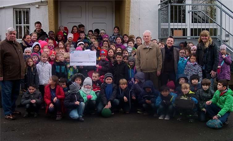 Große Freude bei Kindern und Lehrern in Flerzheim: Der größte Teil des Erlöses aus dem Bingo zum Jahresende wurde an die Katholische Grundschule übergeben. privat