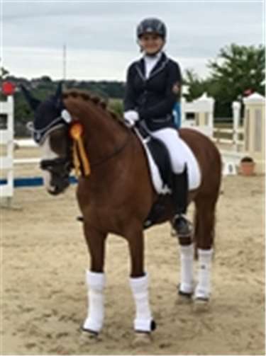Große Freude bei Lisa-Marie Peters über den deutlichen Sieg mit Pony Toledo in der FEI Kür. privat