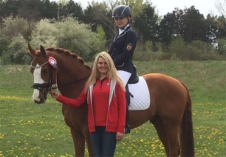 Große Freude bei Lisa-Marie Peters und Trainerin Denise Ewenz über die erste internationale Platzierung mit Fuchspony Toledo in Wiener Neustadt.privat