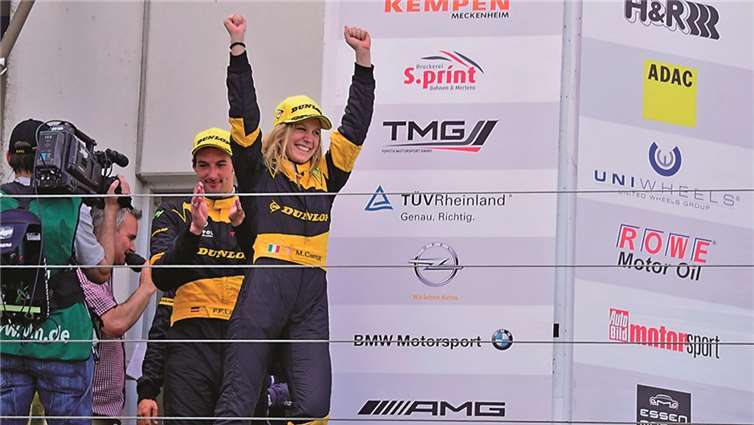 Große Freude bei Michela Cerruti, die nach Sabine Schmitz als zweite Frau in der 39-jährigen VLN-Geschichte einen Sieg einfahren konnte.