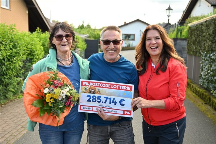 Große Freude bei Postcode-Gewinner Andreas: Der Teilnehmer der ersten Stunde ist seit dem Start der Soziallotterie im Jahr 2016 dabei. Nach 17 kleineren Gewinnen durfte er sich nun gemeinsam mit seiner Ehefrau und Botschafterin Katarina Witt über den Monatsgewinn freuen.
