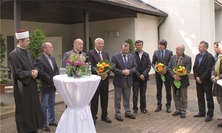 Große Freude bei allen Beteiligten bei der Nutzungsübergabe vor der Friedhofshalle.US