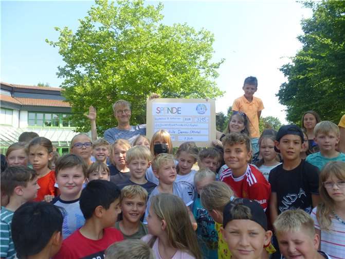 Große Freude bei allen Beteiligten bei der Spendenübergabe.  Foto: privat
