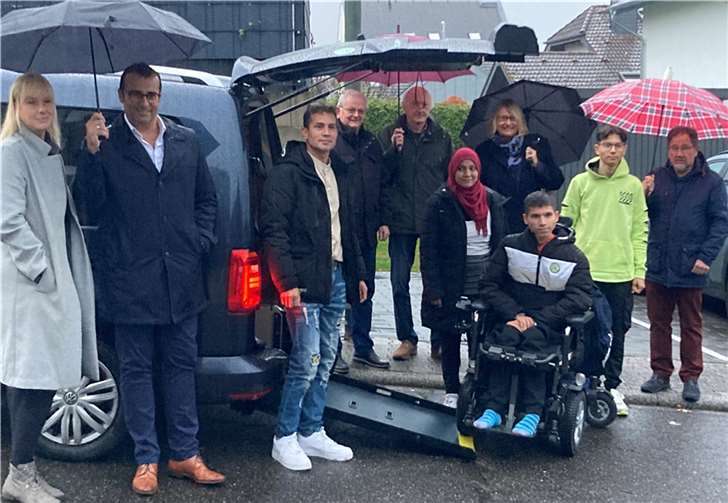 Große Freude bei allen Beteiligten bei der Übergabe des Autos. Foto: privat